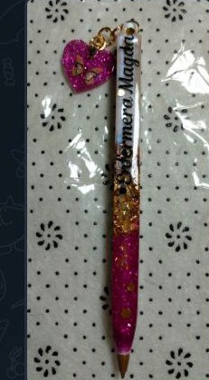 Pluma decorada con resina